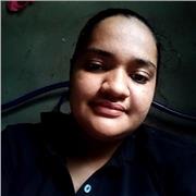 Profesora imparte clases a niños de básica primaria